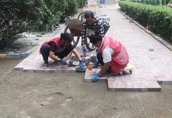 社区地砖活动（铺的地砖活动了怎么办）